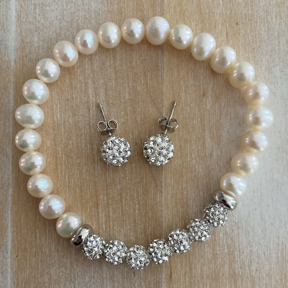 Pair of sparkling earring with pearl/sparkling stretchy bracelet